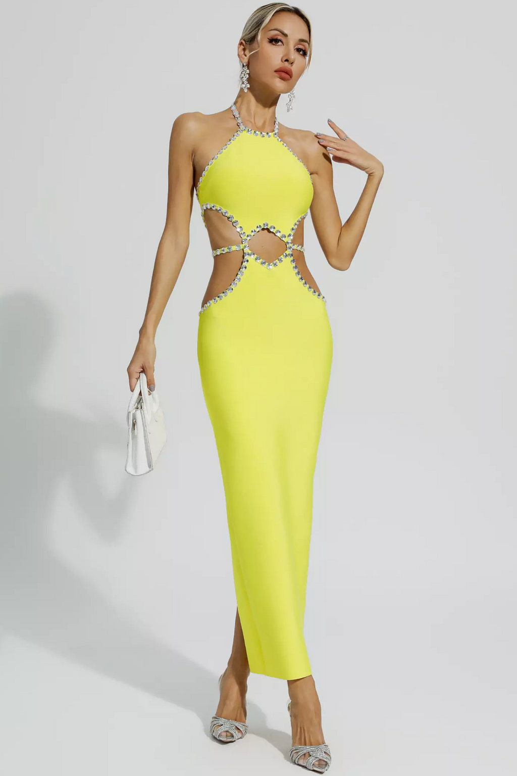 Vestido Maxi Amarillo con Cuello Halter y Detalles de Pedrería Brillante