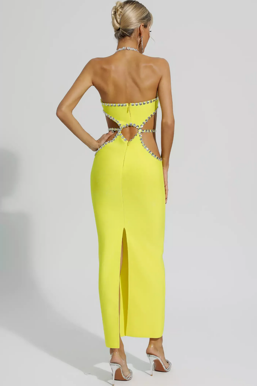 Vestido Maxi Amarillo con Cuello Halter y Detalles de Pedrería Brillante
