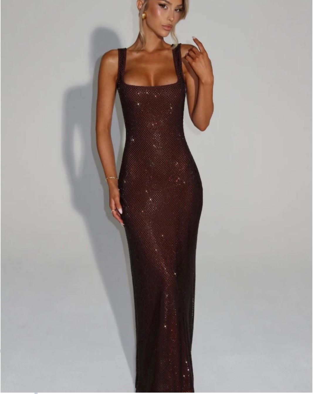 ISABELLA - silueta sirena que abraza las curvas con brillo sofisticado y elegancia absoluta.